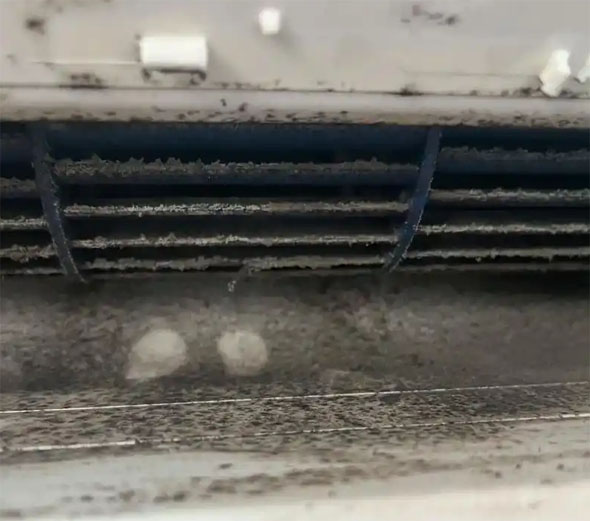 阿克苏空调吹的风有股烧焦味是怎么回事